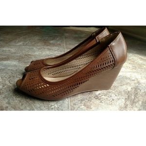 CL Laundry Wedge Peep Toe Cut Out Brown Tan